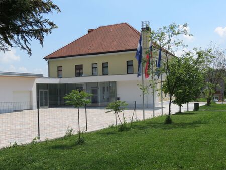 Občinski trg 1