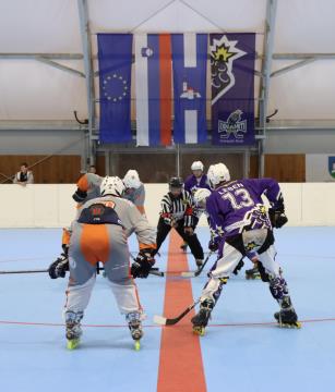 Tekme državnega prvenstva v inline hokeju na novi podlagi, ki jo je sofinancirala Fundacija za šport